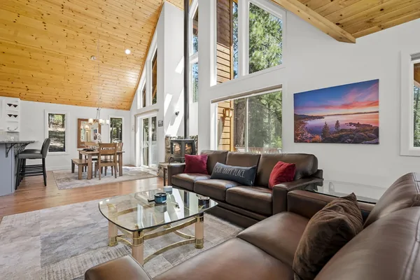 Living room: Stony Creek Secluded Lodge