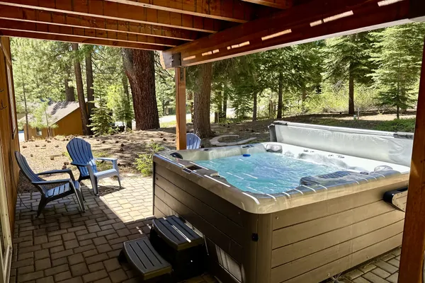 Hot Tub: Exquisite Alpine Chalet