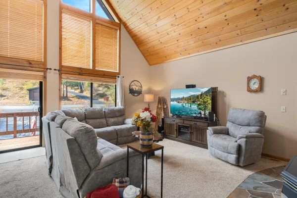 Family Room with Smart TV: Pinecone Lodge with Private Hot tub