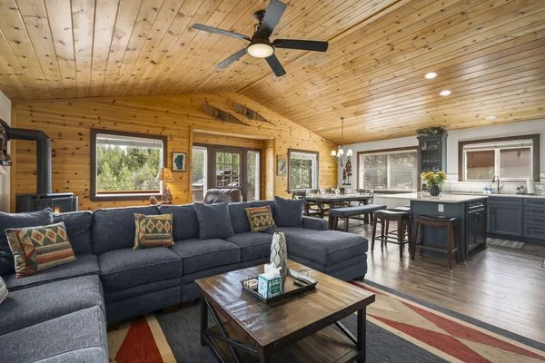 Living Room Couch: Mountain Relaxation Haven
