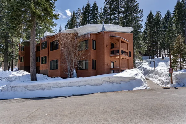 Parking lot: Northstar Ski View Retreat