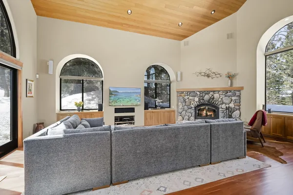Living room: Hilltop Manor in Tahoe Donner