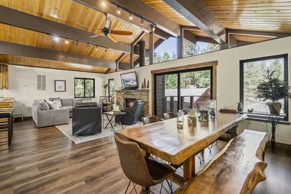 Main Floor : Dining Area : Mountainscape Oasis