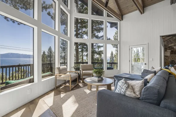 Floor to Ceiling Windows Casa Montelago