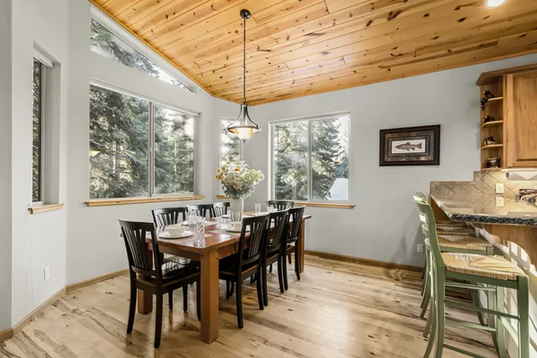 Dining Table:North Lake Tahoe Vacation Lodge