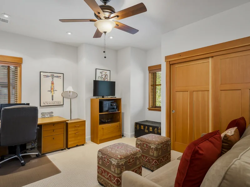 Upstairs Bedroom/Office, Pull-out