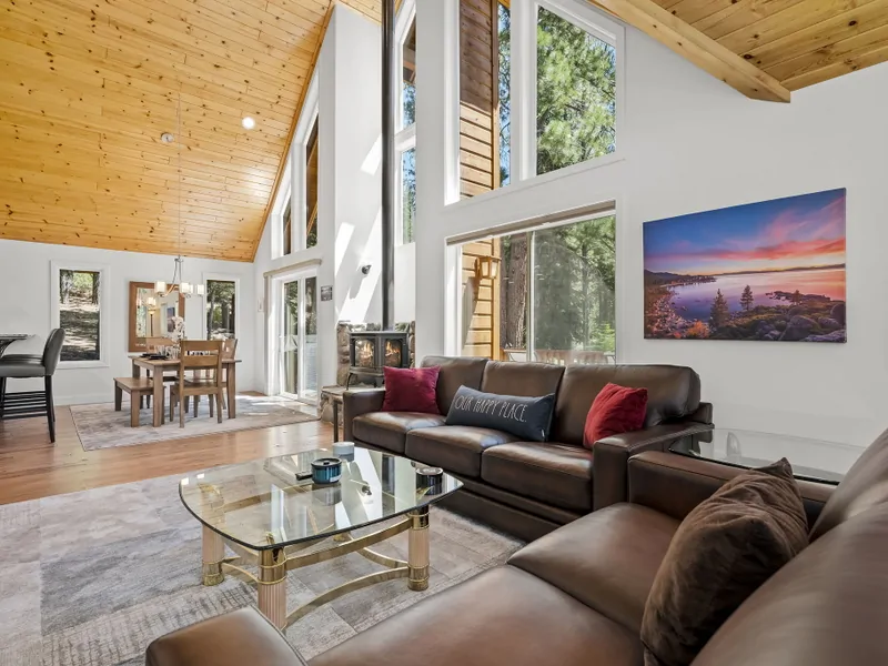 Living room: Stony Creek Secluded Lodge