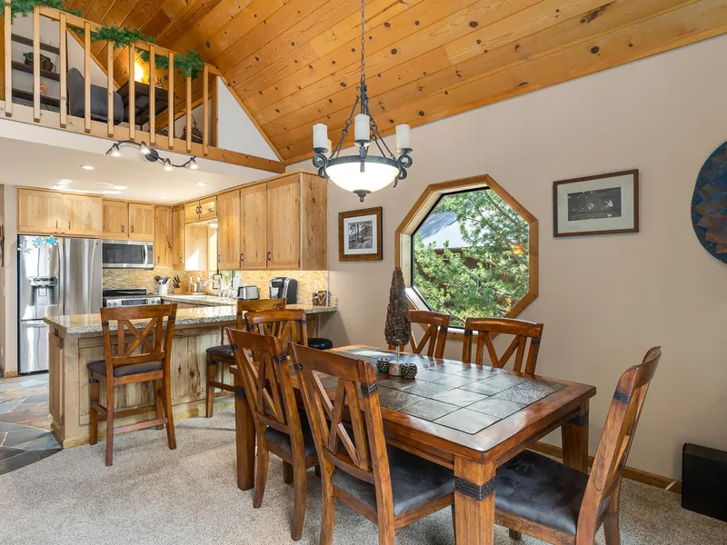 Dining Room and Bar area: Pinecone Lodge with Private Hot tub