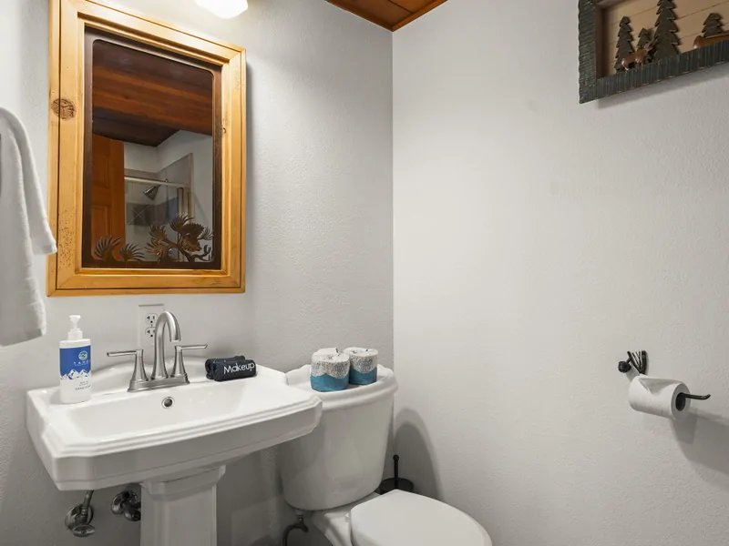 Downstairs Bath - Donner Lake Vacation Lodge