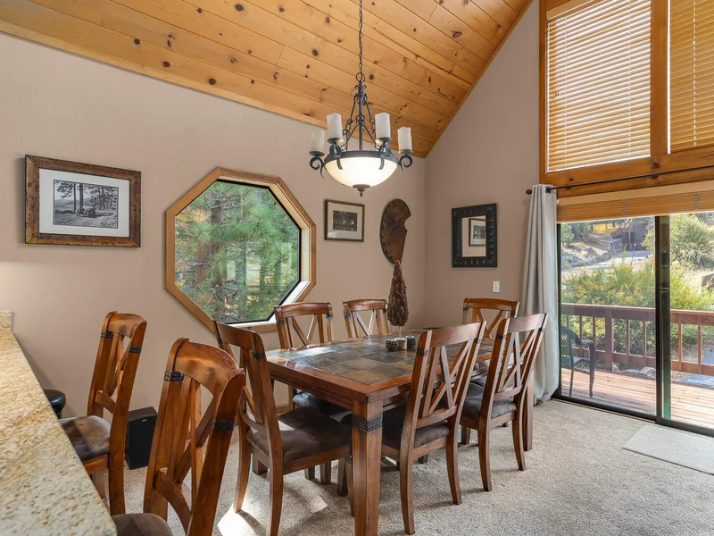 Dining Room and Bar area: Pinecone Lodge with Private Hot tub