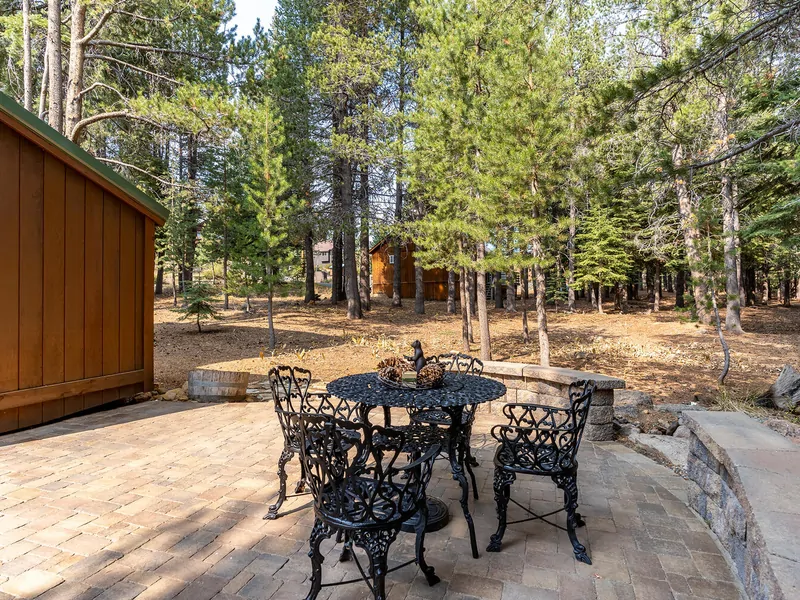 Backyard Patio Lounge Area: Pinecone Lodge with Private Hot tub