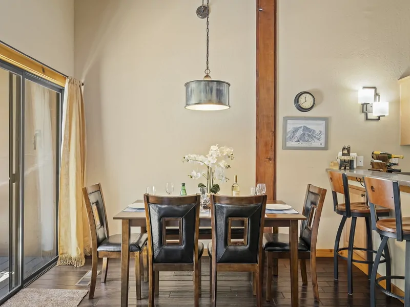 Dining Table for 6: Bear Den at Northstar
