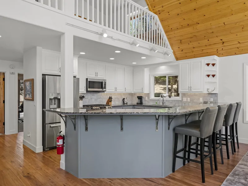 Kitchen bar: Stony Creek Secluded Lodge