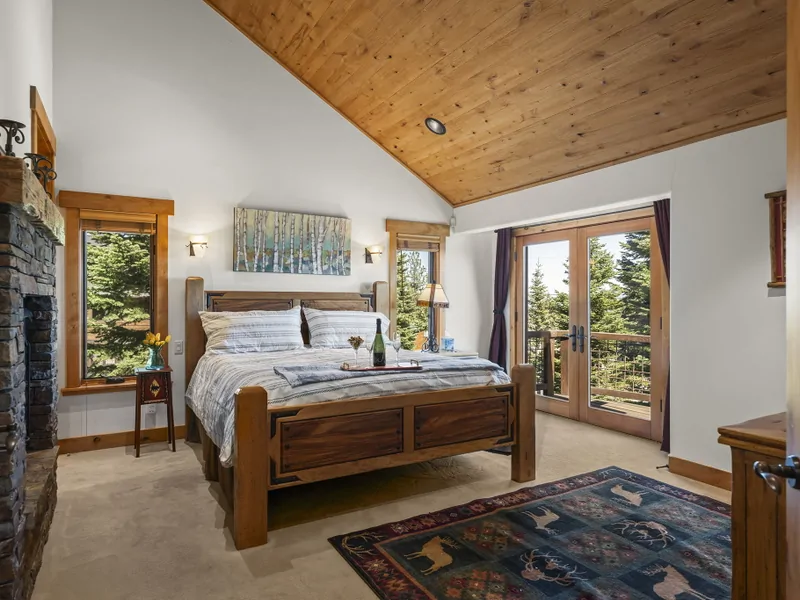 Primary Suite - Moonridge Lodge