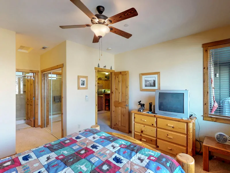 Bedroom with one bed~ nearby closet and ceiling fan: Truckee Cinnabar Vacation Retreat