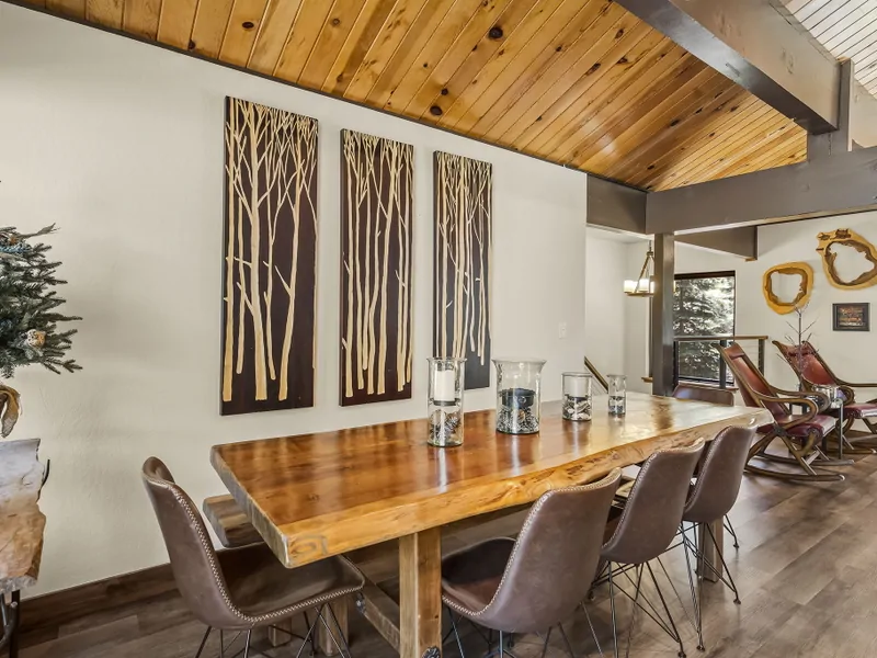 Main Floor : Dining Area : Mountainscape Oasis