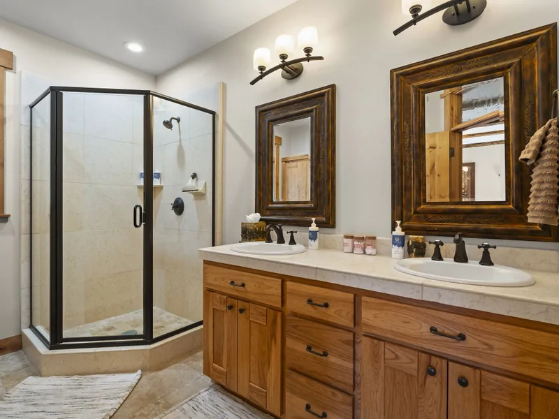 Second Primary Bath -Moonridge Lodge