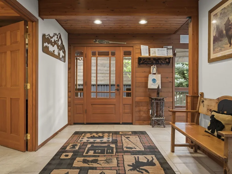Foyer- Donner Lake Vacation Lodge