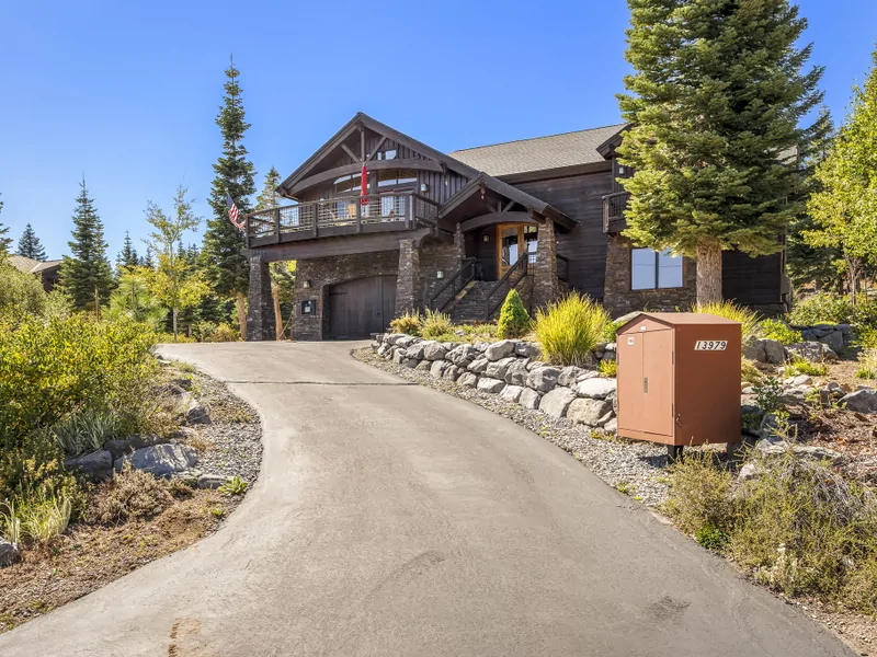 Driveway - Moonridge Lodge