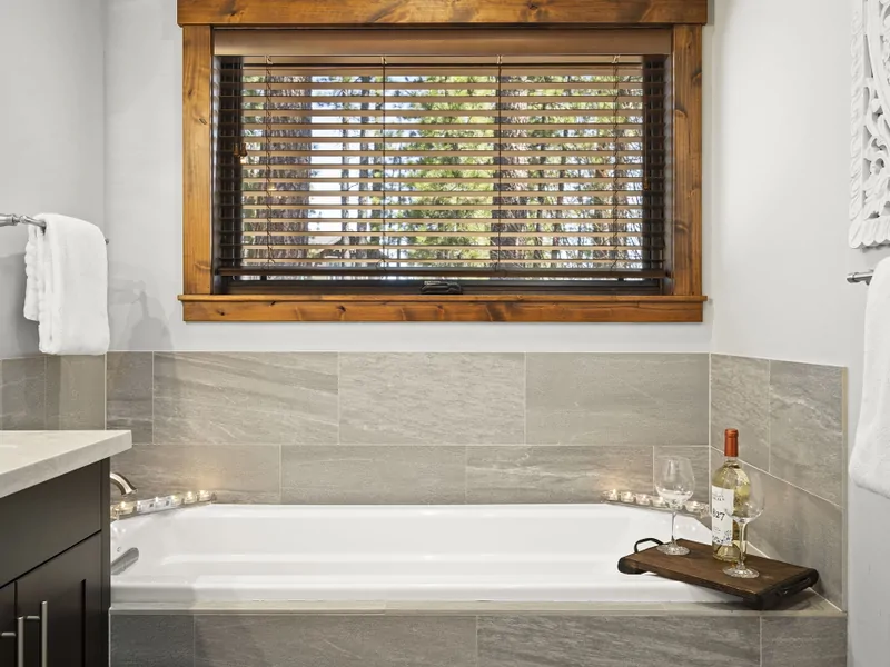 Main Level Tub Stellar's Nest