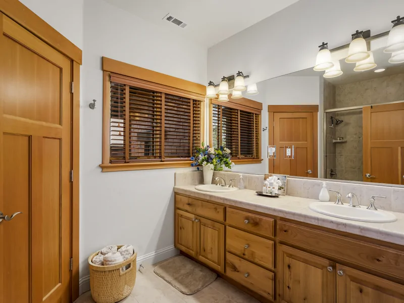 Upstairs Shared Bathroom, Full Bath, Shower-Tub