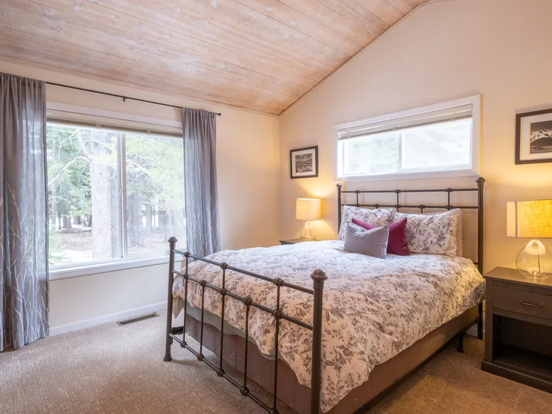 Bedroom 1, 1 Queen, Sleeps 2