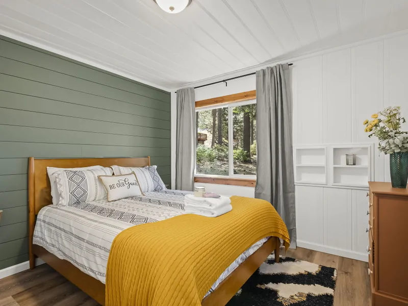 Bedroom 1, 1 Queen, Sleeps 2