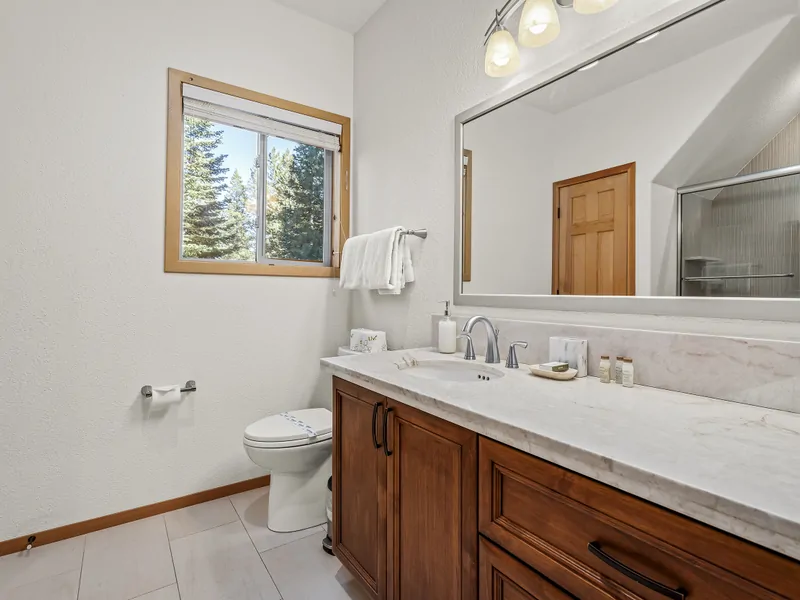 Upstairs Bunk Room Bathroom: Full Bath, Shower-tub