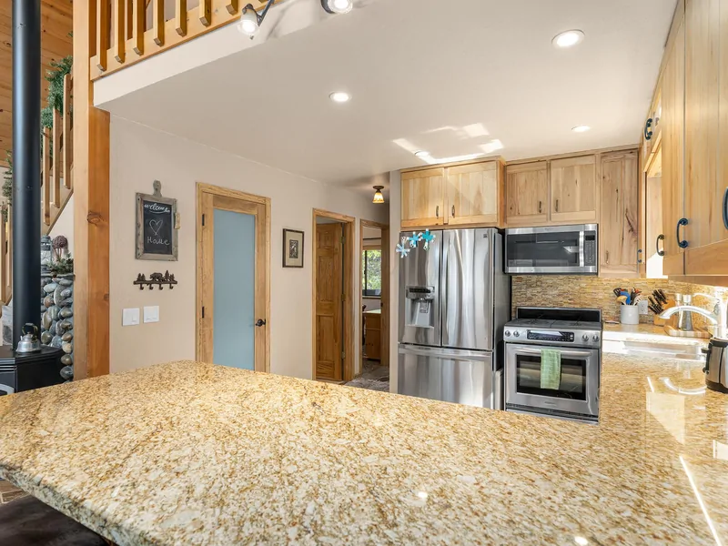 Kitchen and Bar: Pinecone Lodge with Private Hot tub