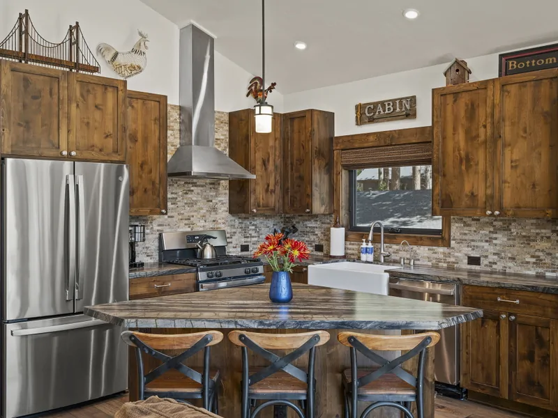 Breakfast Nook for 3-Kings Bear Cabin