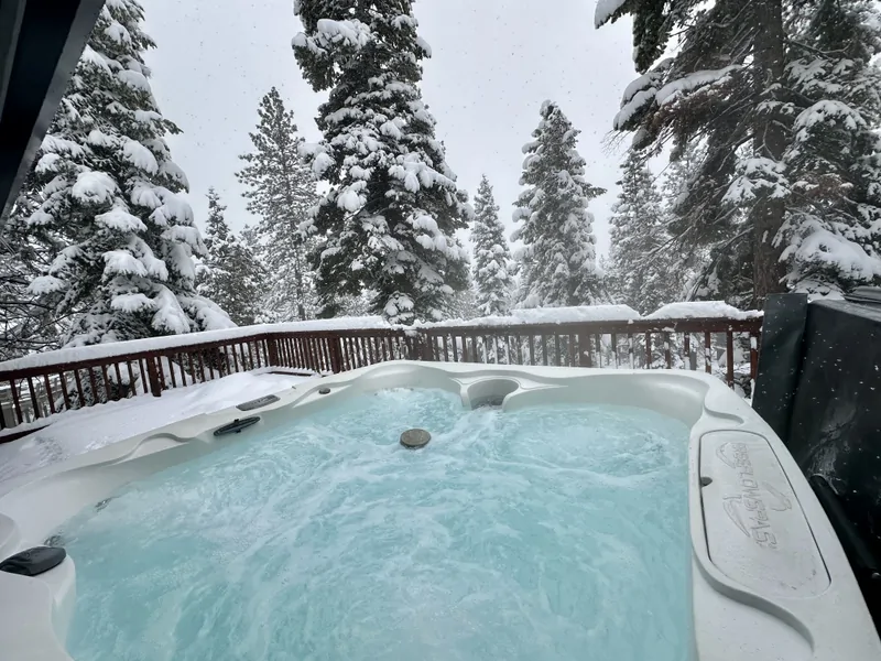 Hot Tub in the Winter : Tahoe Alpine Hideaway