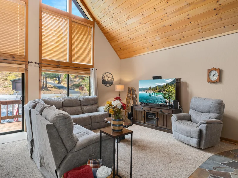 Family Room with Smart TV: Pinecone Lodge with Private Hot tub