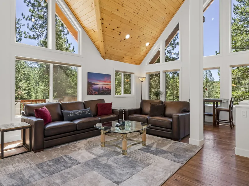 Living room: Stony Creek Secluded Lodge