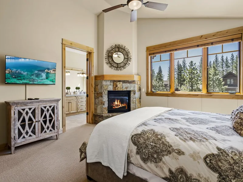 Bedroom 1, 1 King, Sleeps 2