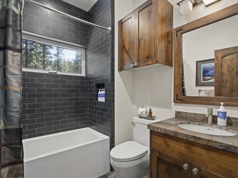 Downstairs Shared Bath-Kings Bear Cabin