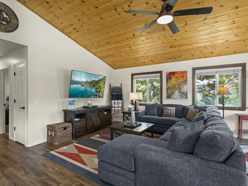 Living Room with TV: Mountain Relaxation Haven