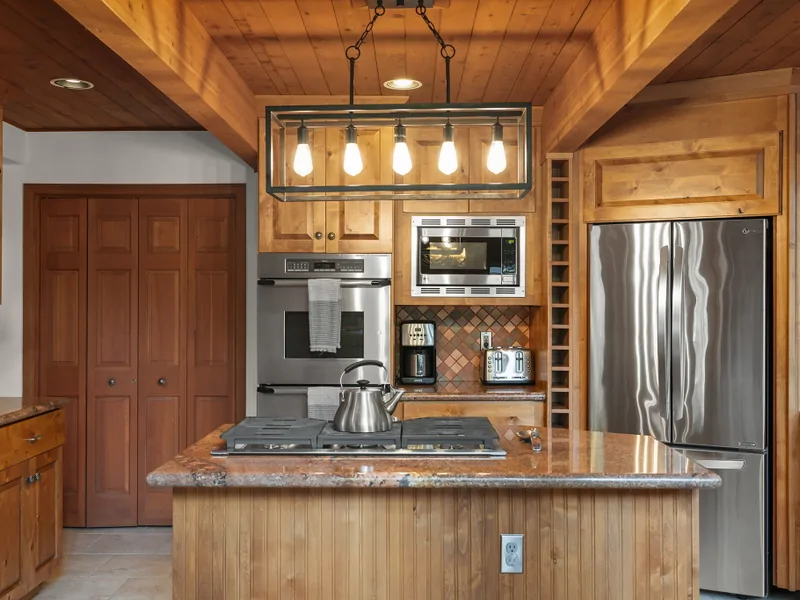 Kitchen Island - Donner Lake Vacation Lodge
