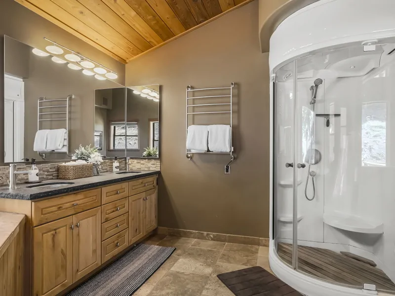 Primary Shower: Falcon's Eye View Retreat