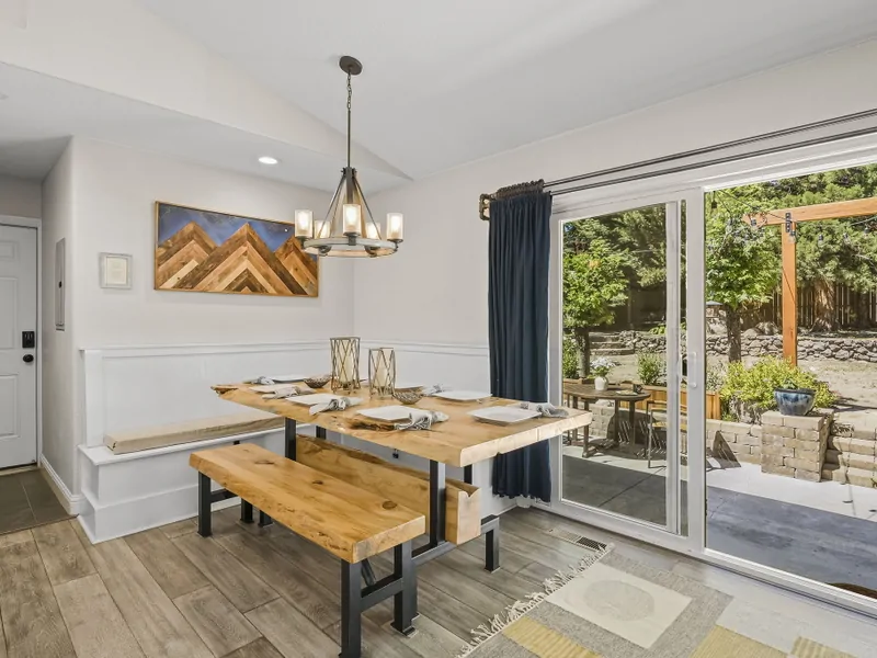 Gateway Getaway Dinning Area