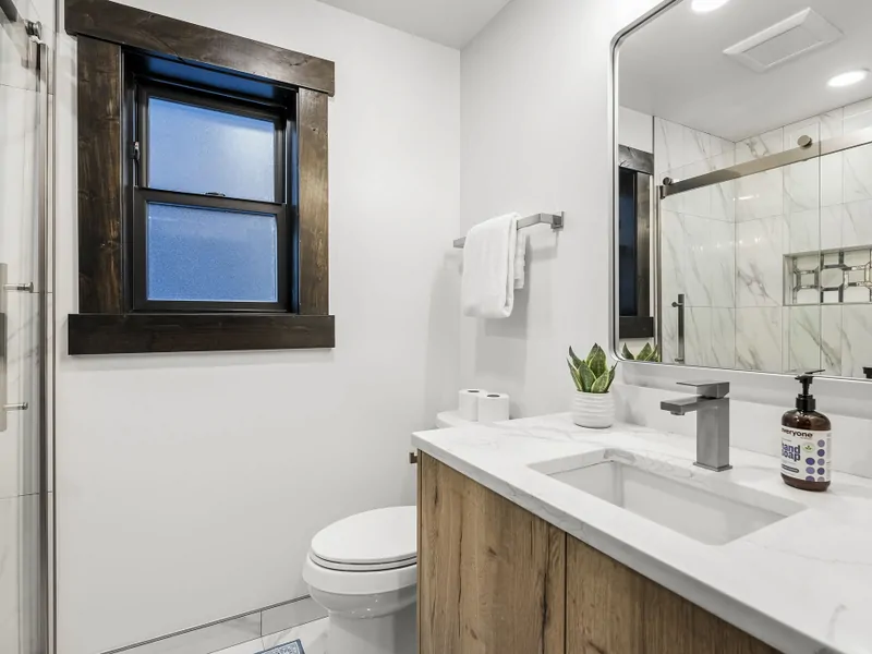 Main Floor Full Bath, Heart of the Mountain