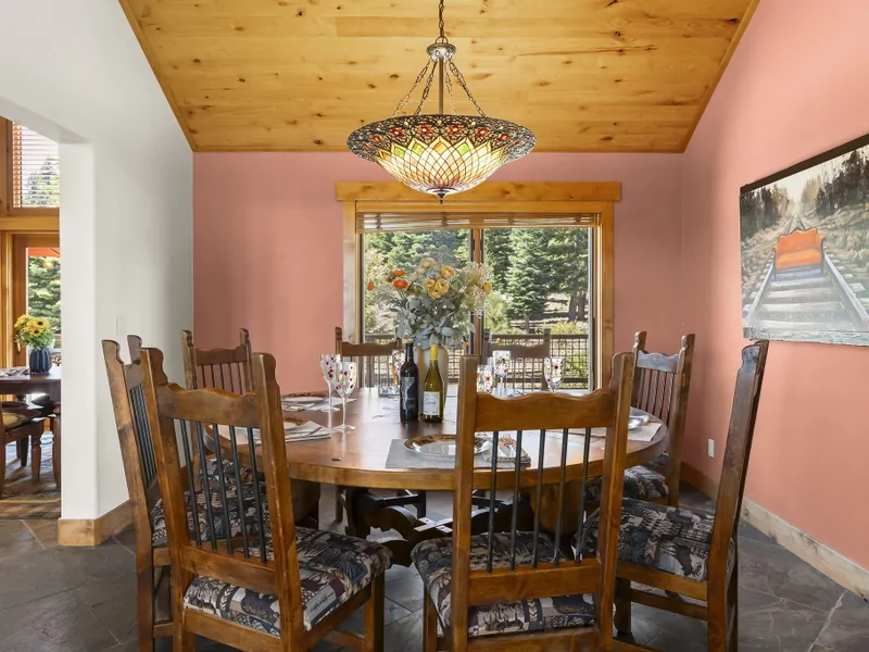 Dining Area - Moonridge Lodge