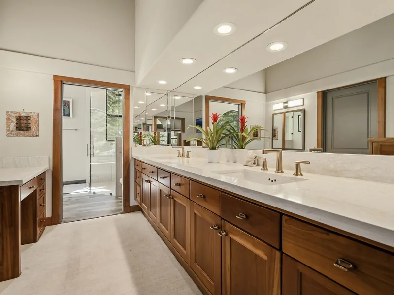 Primary Bathroom: Hilltop Manor in Tahoe Donner