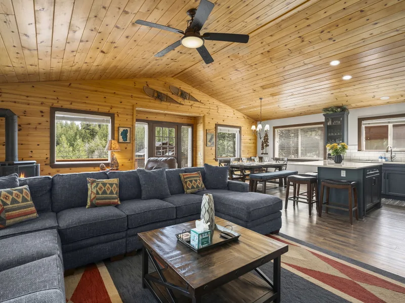 Living Room Couch: Mountain Relaxation Haven