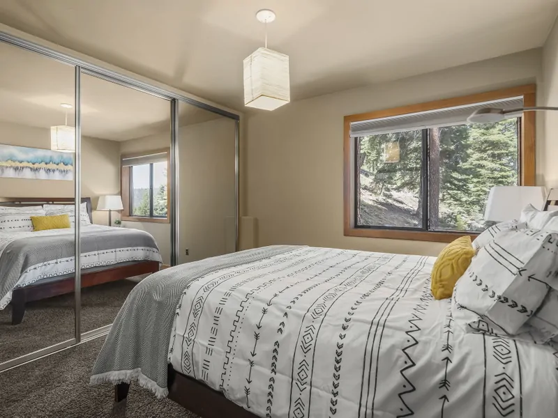 Quest Bedroom with Queen: Falcon's Eye View Retreat