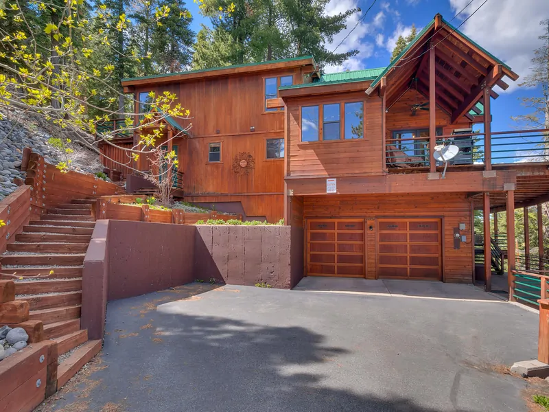 Driveway and Garage: Falcon's Eye View Retreat