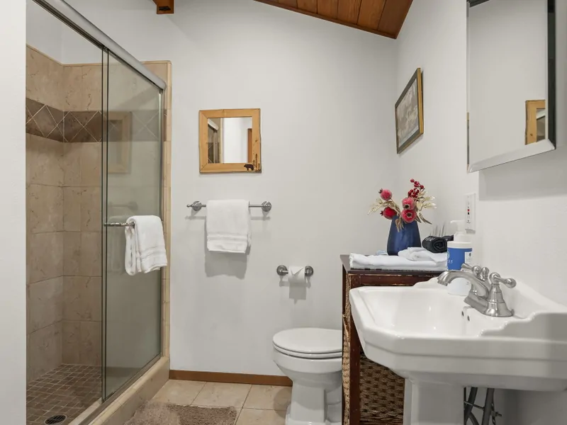 Upstairs Master Bath - Donner Lake Vacation Lodge