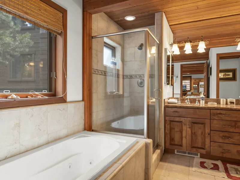Master Bath Tub - Donner Lake Vacation Lodge