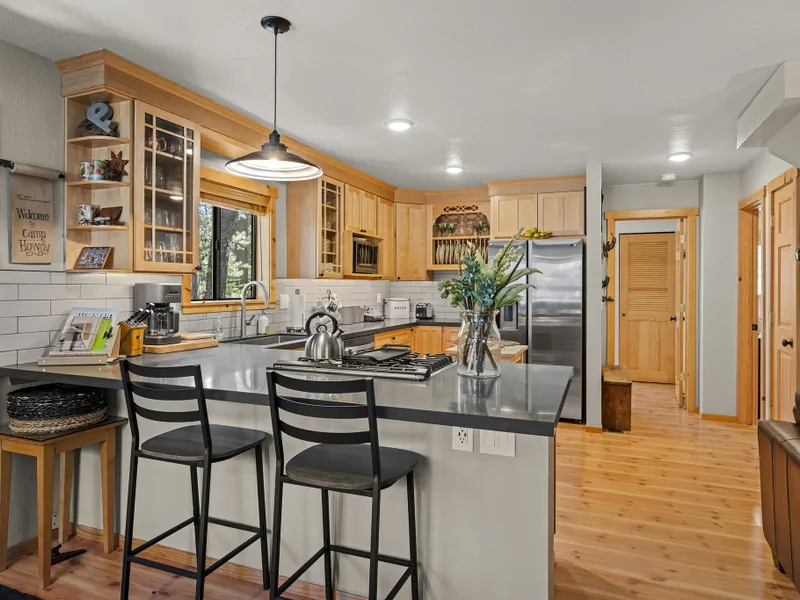 Kitchen and bar: Camp Howdy