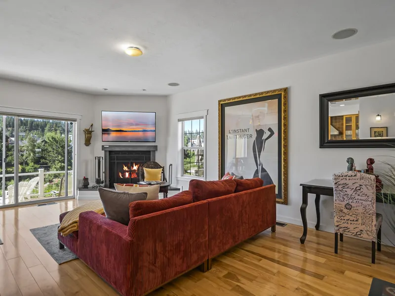 Living Room: Holy Cow Downtown Riverfront