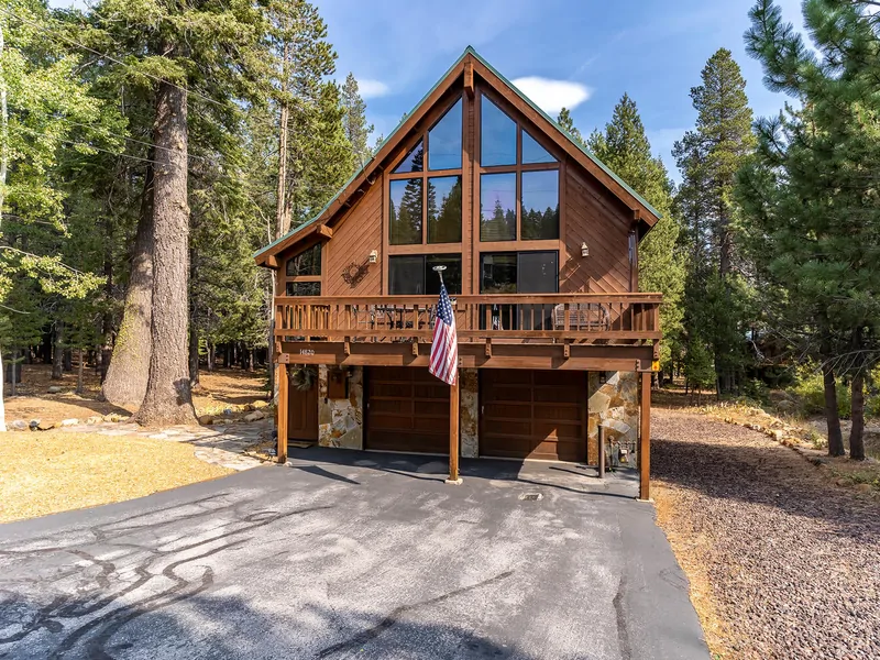 View as approaching house: Pinecone Lodge with Private Hot tub